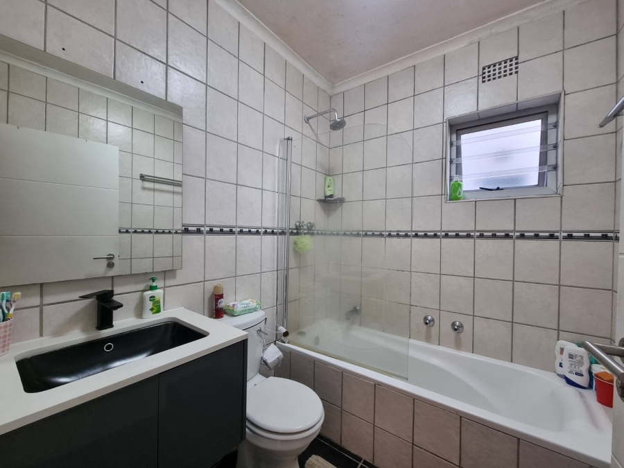 To Let 2 Bedroom Property for Rent in Loevenstein Western Cape